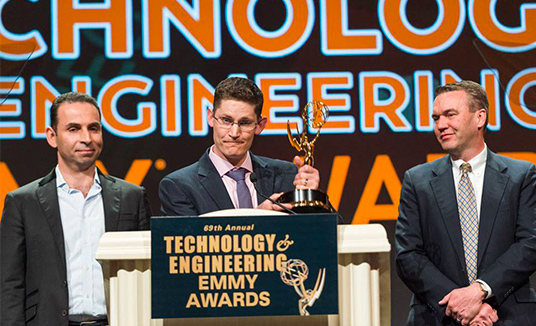 employés-de-Nuance-acceptant-l'emmy-award-de-technologie-et-ingénierie